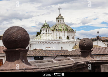 Kuppeln der Kirche die Gesellschaft Jesu im historischen Zentrum von Quito, das kulturelle Erbe der Menschheit Stockfoto