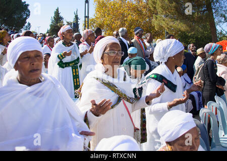 JERUSALEM - 20.November 2014: Äthiopische jüdische Frauen beten am Sigd, in Jerusalem, Israel. Die Sigd wird ein jährlicher Urlaub der äthiopischen Juden Stockfoto