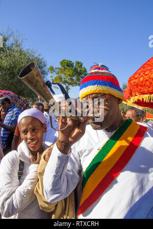 JERUSALEM - 20.November 2014: Ein Kes, religiöse Führer der äthiopischen Juden, spielt das schofar am Ende der Sigd betet zu markieren, in Jerusalem, Israel. Die S Stockfoto