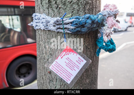 Aboricide im Herbst, Kunst, Installation, Schals, Schal, an Bäumen angebracht, mit, Informationen,,, Bäume, um Euston Square, wird abgeschnitten zu werden, für HS2, Stockfoto