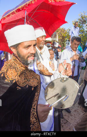 JERUSALEM - 20.November 2014: Ein Kes, religiöse Führer der äthiopischen Juden, spielt eine Trommel zum Ende der Sigd betet zu markieren, in Jerusalem, Israel. Die Sig Stockfoto