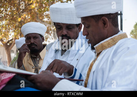 JERUSALEM - Okt 31: Kessim, religiöse Führer der äthiopischen Juden, für die Sigd betet - Okt. 31, 2013 in Jerusalem, Israel vorzubereiten. Die Sigd wird ein a Stockfoto