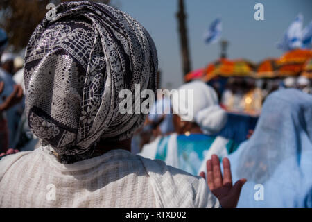 JERUSALEM - 31.Oktober 2013: Äthiopische jüdische Frauen beten vor dem Kessim an der Sigd in Jerusalem, Israel. Die Sigd wird ein jährlicher Urlaub der Et Stockfoto