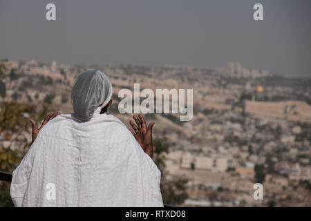 JERUSALEM - Okt 31: Äthiopische Jüdin betet, mit Blick auf die Altstadt, an der Sigd - Okt. 31, 2013 in Jerusalem, Israel. Die Sigd wird ein jährlicher Urlaub Stockfoto