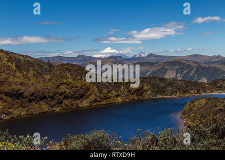 Lagunen und Sumpfgebiete der Cayambe-Coca finden und den Vulkan Cotopaxi im Hintergrund Stockfoto