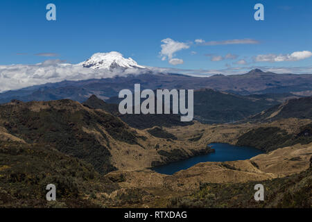 Lagunen und Sumpfgebiete der Cayambe-Coca finden und die antisana Vulkan im Hintergrund Stockfoto