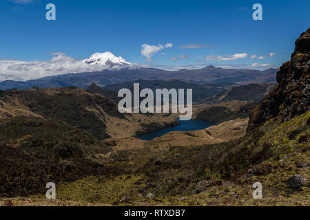 Lagunen und Sumpfgebiete der Cayambe-Coca finden und die antisana Vulkan im Hintergrund Stockfoto