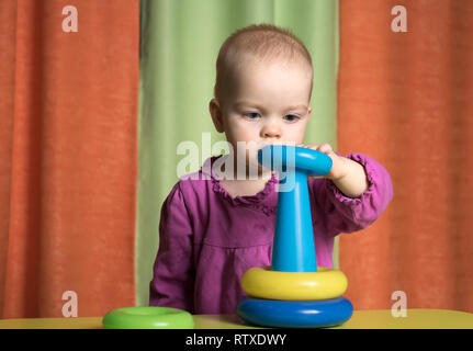 Das Kind sammelt eine Pyramide, Bespannung ein blauer Ring Stockfoto