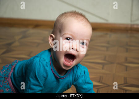 Lustig lachen Kind mit Mund weit geöffnet Stockfoto