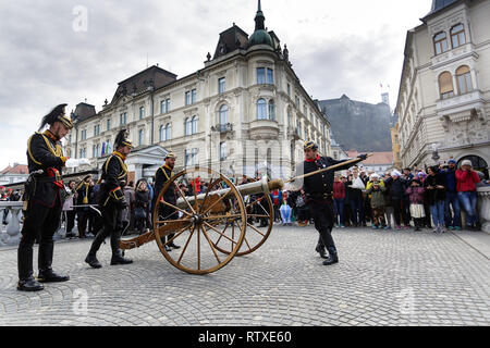 Napoleons Armee Masken Karneval in Ljubljana, Slowenien Stockfoto