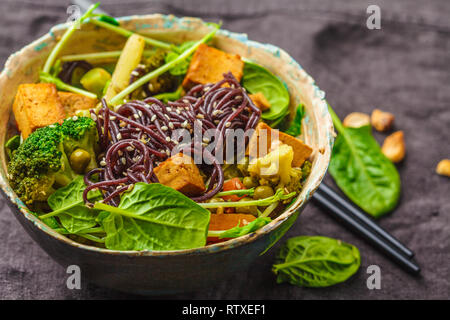 Asiatische vegan Pfannengerichte mit Tofu, Reis, Nudeln und Gemüse Stockfoto
