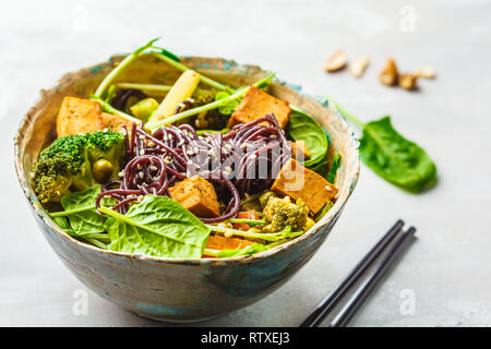 Asiatische vegan Pfannengerichte mit Tofu, Reis, Nudeln und Gemüse Stockfoto