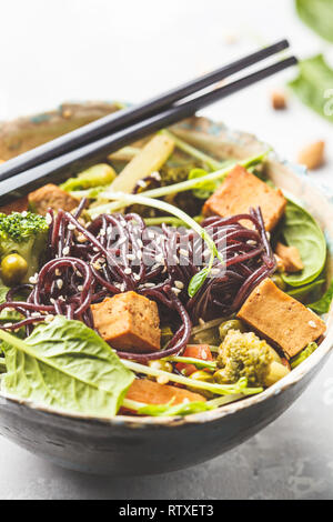 Asiatische vegan Pfannengerichte mit Tofu, Reis, Nudeln und Gemüse Stockfoto