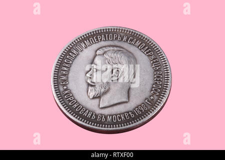 Rubel Münze auf rosa Hintergrund isoliert Stockfoto