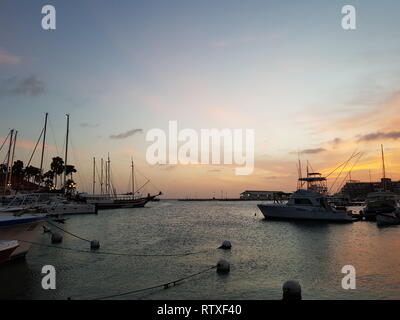 Romantischer Sonnenuntergang im Hafen von Aruba Stockfoto