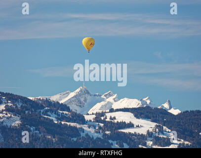Altach, Vorarlberg, Österreich - November 10, 2019: Heißluftballon über Appenzell Alpen vom Rhein Valley in der Nähe von Bregenz, Schweiz fliegen Stockfoto
