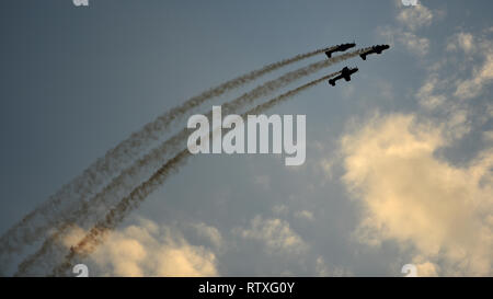 Die russische Roolettes, eine Antenne demonstration Team, fliegt der Himmel an der Australian International Airshow 2019, Luft- und Raumfahrt & Verteidigung Exposition (AVALON 19) in Geelong, Victoria, Australien, 1. März 2019. Die roolettes fliegen zwei Flugzeuge, die NANCHANG CJ 6A und Yak 52. (U.S. Air Force Foto: Staff Sgt. Sergio A. Gamboa) Stockfoto