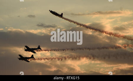 Die russische Roolettes, eine Antenne demonstration Team, fliegt der Himmel an der Australian International Airshow 2019, Luft- und Raumfahrt & Verteidigung Exposition (AVALON 19) in Geelong, Victoria, Australien, 1. März 2019. Die roolettes fliegen zwei Flugzeuge, die NANCHANG CJ 6A und Yak 52. (U.S. Air Force Foto: Staff Sgt. Sergio A. Gamboa) Stockfoto