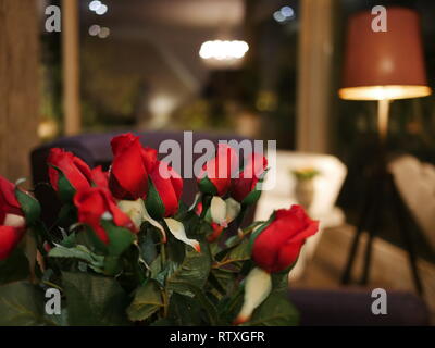 Rose Bouquet. Soft Focus einer Rose Bouquet mit verschwommenen Wohnzimmer Hintergrund Stockfoto