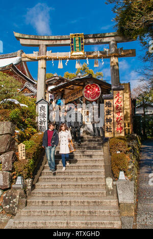 Stein torii am Eingang des Jishu Schrein in Kyoto, Japan. Stockfoto