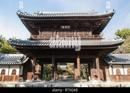 Das haupttor als Boketsuro von Kennin-ji in Kyoto, Japan. Dieses historischen Zen-buddhistischen Tempel ist einer der fünf wichtigsten Zen te Stockfoto