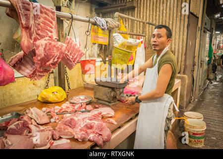 Metzger Schleifen Fleisch auf dem Markt in Chinatown, Kuala Lumpur, Malaysia Abschaltdruck Stockfoto