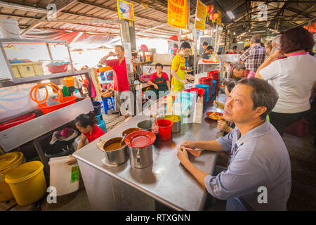 Verkauf und Verzehr von Lebensmitteln auf dem Markt in Chinatown, Kuala Lumpur, Malaysia Abschaltdruck Stockfoto