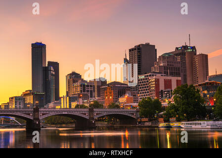 Sonnenuntergang über der Innenstadt von Melbourne und den Fluss Yarra Stockfoto