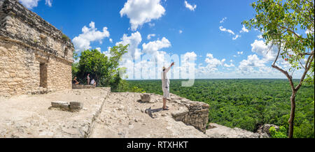 Über den Urwald auf der Nohoch Mul Pyramide in Coba, Mexiko Stockfoto