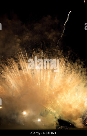 Feuerwerk Explosion helles Feuer Feier. Bunte gelb orange gegen den dunklen Hintergrund Stockfoto