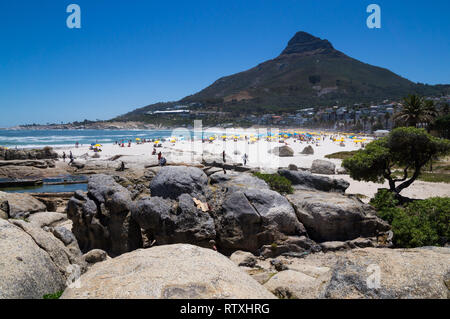 Schönen Strand von Camps Bay und Lions Head Mountain Peak, Kapstadt, Südafrika. Stockfoto