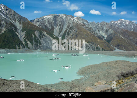 Riesige schwimmende Eisberge auf dem Tasman Gletscher See in Aoraki Mount Cook Nationalpark, Südinsel von Neuseeland Stockfoto