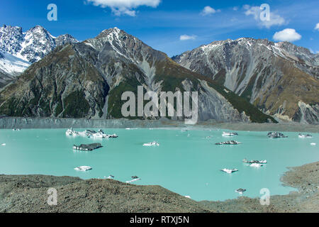 Riesige schwimmende Eisberge auf dem Tasman Gletscher See in Aoraki Mount Cook Nationalpark, Südinsel von Neuseeland Stockfoto