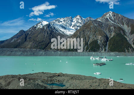 Riesige schwimmende Eisberge auf dem Tasman Gletscher See in Aoraki Mount Cook Nationalpark, Südinsel von Neuseeland Stockfoto