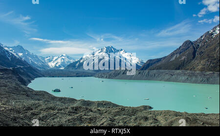 Riesige schwimmende Eisberge auf dem Tasman Gletscher See in Aoraki Mount Cook Nationalpark, Südinsel von Neuseeland Stockfoto