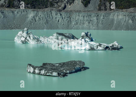 Riesige schwimmende Eisberge auf dem Tasman Gletscher See in Aoraki Mount Cook Nationalpark, Südinsel von Neuseeland Stockfoto