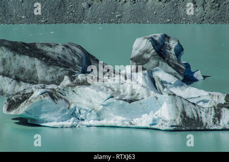 Riesige schwimmende Eisberge auf dem Tasman Gletscher See in Aoraki Mount Cook Nationalpark, Südinsel von Neuseeland Stockfoto