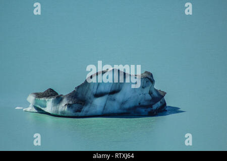 Riesige schwimmende Eisberge auf dem Tasman Gletscher See in Aoraki Mount Cook Nationalpark, Südinsel von Neuseeland Stockfoto