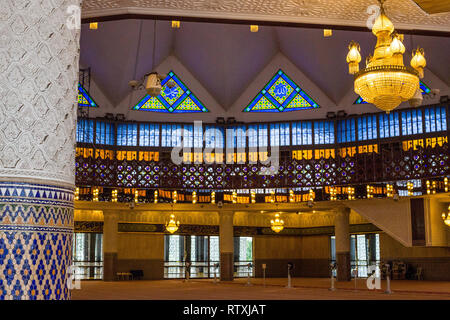 Gebetsraum der Moschee Masjid Negara (Nationale), Kuala Lumpur, Malaysia. Stockfoto