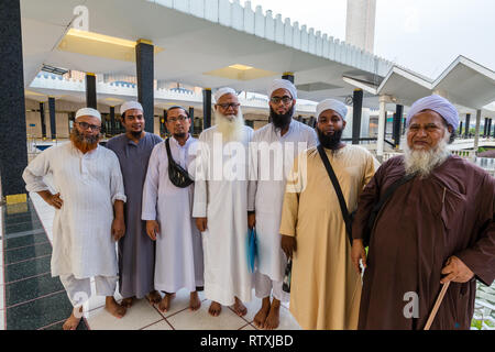 Männer aus Bangladesch, die Masjid Negara (National Mosque) in Kuala Lumpur, Malaysia. Stockfoto