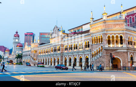 Maurische Architektur auf Jalan Raja Straße. Katholische Kirche und Sultan Abdul Samad Gebäude in Entfernung, am frühen Abend. Kuala Lumpur, Malaysia. Stockfoto