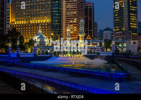 Masjid Jamek (Jamek Moschee) in der Nacht, Kuala Lumpur, Malaysia. Stockfoto