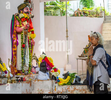 Anbeter beten vor der hinduistischen Gottheit, hinduistischen Sri Maha Muneswarar Tempel, Kuala Lumpur, Malaysia. Stockfoto