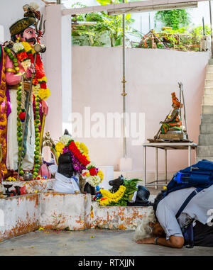 Anbeter beten vor der hinduistischen Gottheit, hinduistischen Sri Maha Muneswarar Tempel, Kuala Lumpur, Malaysia. Stockfoto