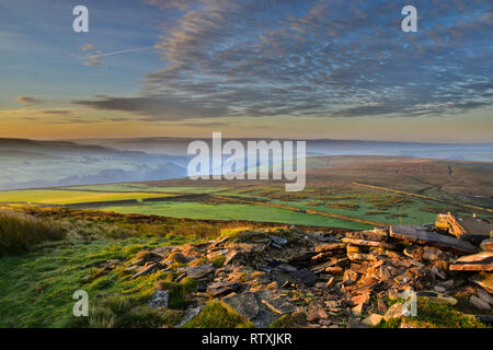 Blick von Shackleton Knoll Moorlandschaften über Hebden Bridge, Crimsworth Dean, Calderdale, West Yorkshire Stockfoto