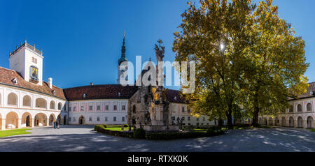 Innenhof und Blick auf die Zisterzienserabtei Stift Heiligenkreuz mit Dreifaltigkeitssäule Stockfoto