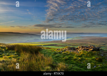 Blick von Shackleton Knoll Moorlandschaften über Hebden Bridge, Crimsworth Dean, Calderdale, West Yorkshire Stockfoto