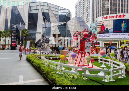 Brunnen außerhalb Pavilion Mall, Bukit Bintang, Kuala Lumpur, Malaysia. Stockfoto