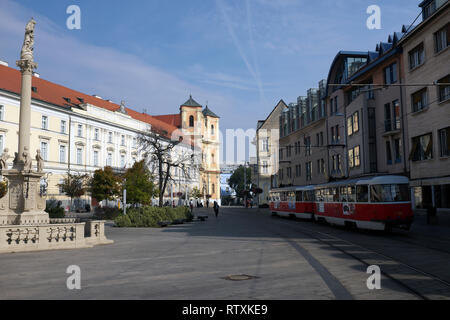 Eine Straßenbahn auf Župné námestie, Bratislava, Slowakei Stockfoto