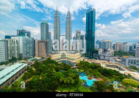 Petronas Towers von Traders Hotel, KLCC Park im Vordergrund, Kuala Lumpur, Malaysia. Stockfoto